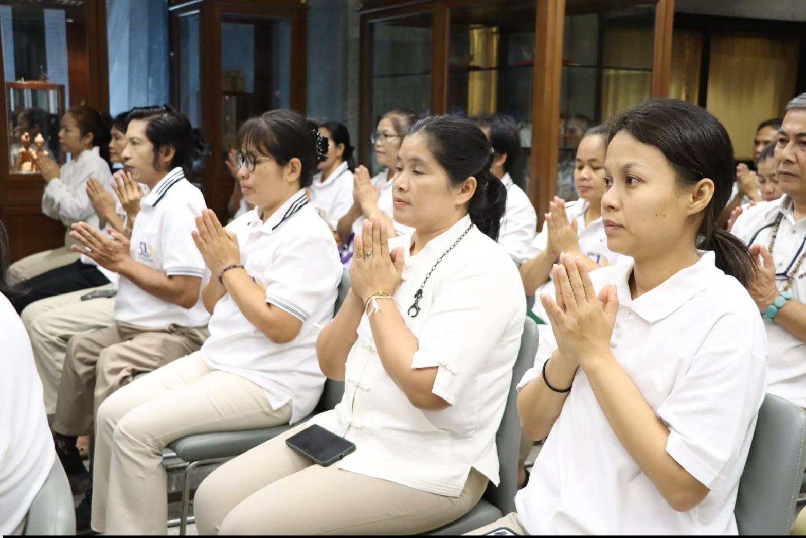 title - ศูนย์ส่งเสริมและพัฒนาอาชีพเสริมนอกภาคการเกษตร โดย สำนักงานการปฏิรูปที่ดินเพื่อเกษตรกรรม จัดโครงการพัฒนาบุคลากรเพื่อเพิ่มประสิทธิภาพการดำเนินงานด้านศิลปหัตถกรรม กิจกรรมไหว้ครูช่าง ณ ชั้น 2 อาคารพระมิ่งขวัญ ศูนย์ส่งเสริมและพัฒนาอาชีพเสริมนอกภาคการเกษตร (ศูนย์ศิลปาชีพบางไทรฯ (เดิม))